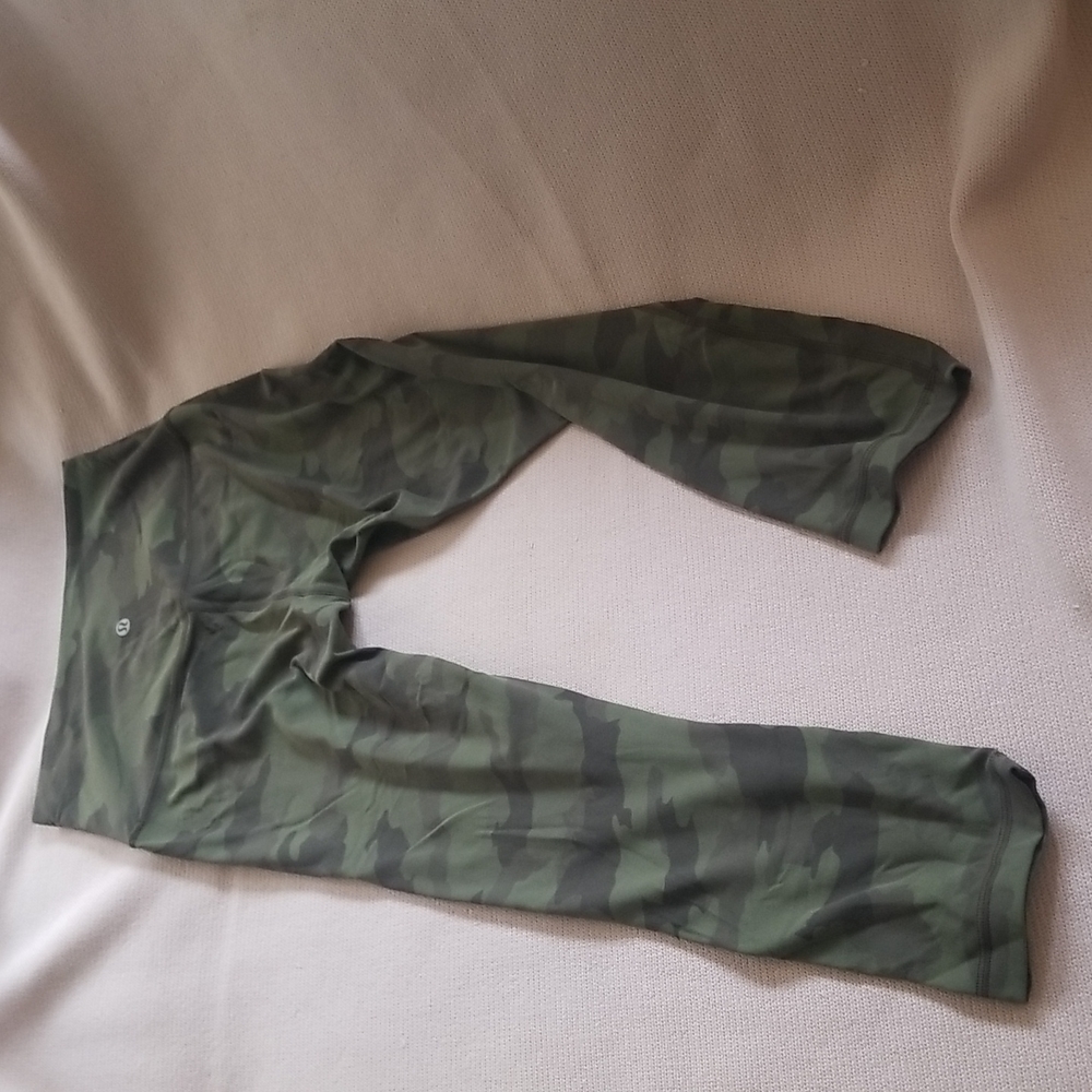Lululemon Align camo crop 23" size 6